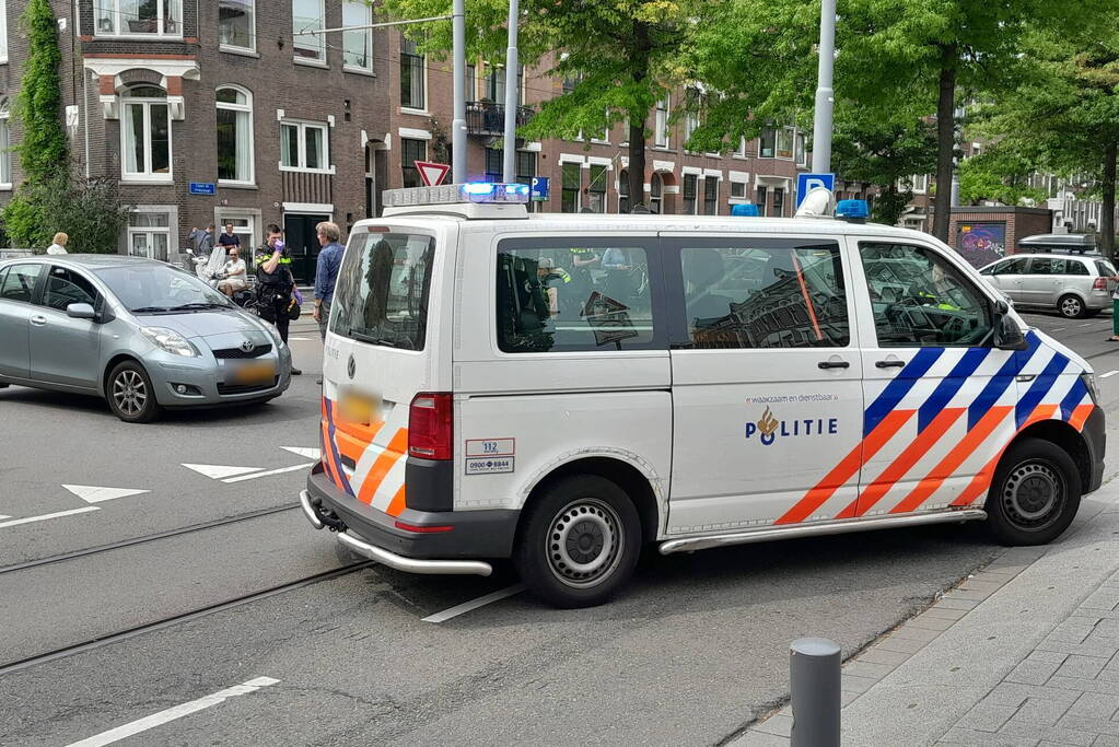 Automobilist rijdt door na botsing met scooter