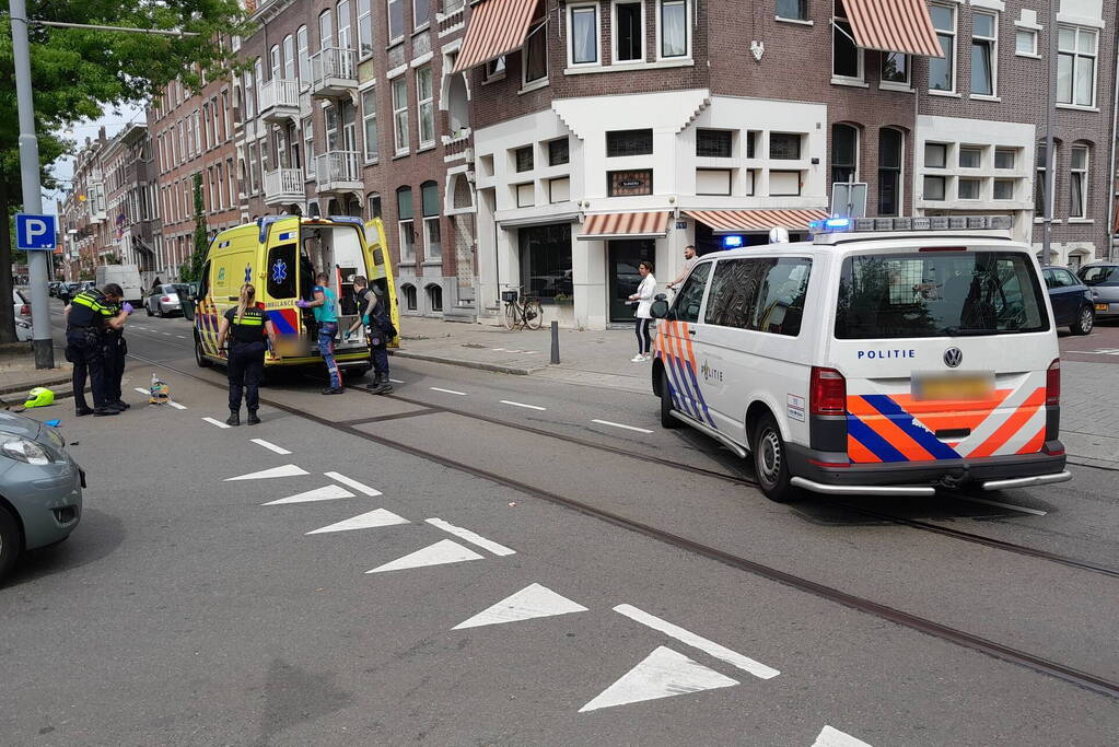 Automobilist rijdt door na botsing met scooter