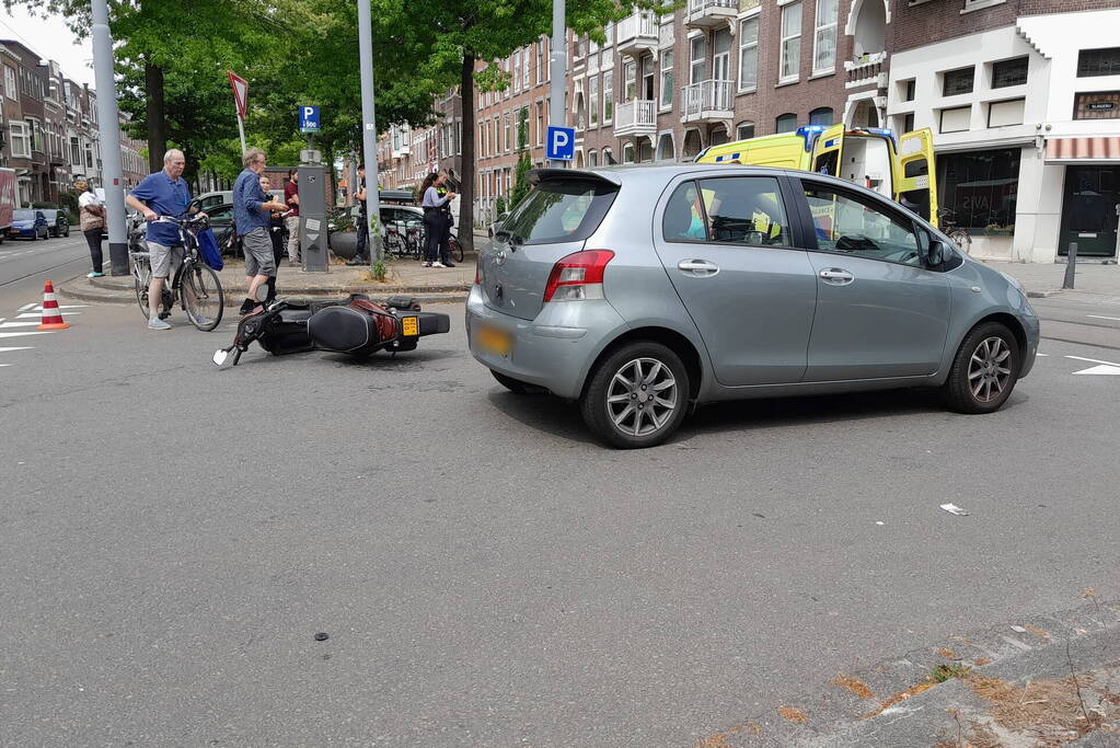 Automobilist rijdt door na botsing met scooter