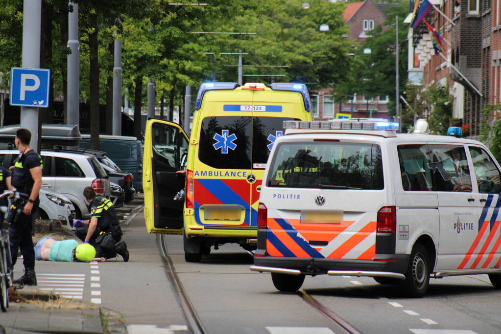 Automobilist rijdt door na botsing met scooter