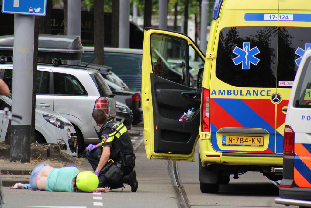 Automobilist rijdt door na botsing met scooter