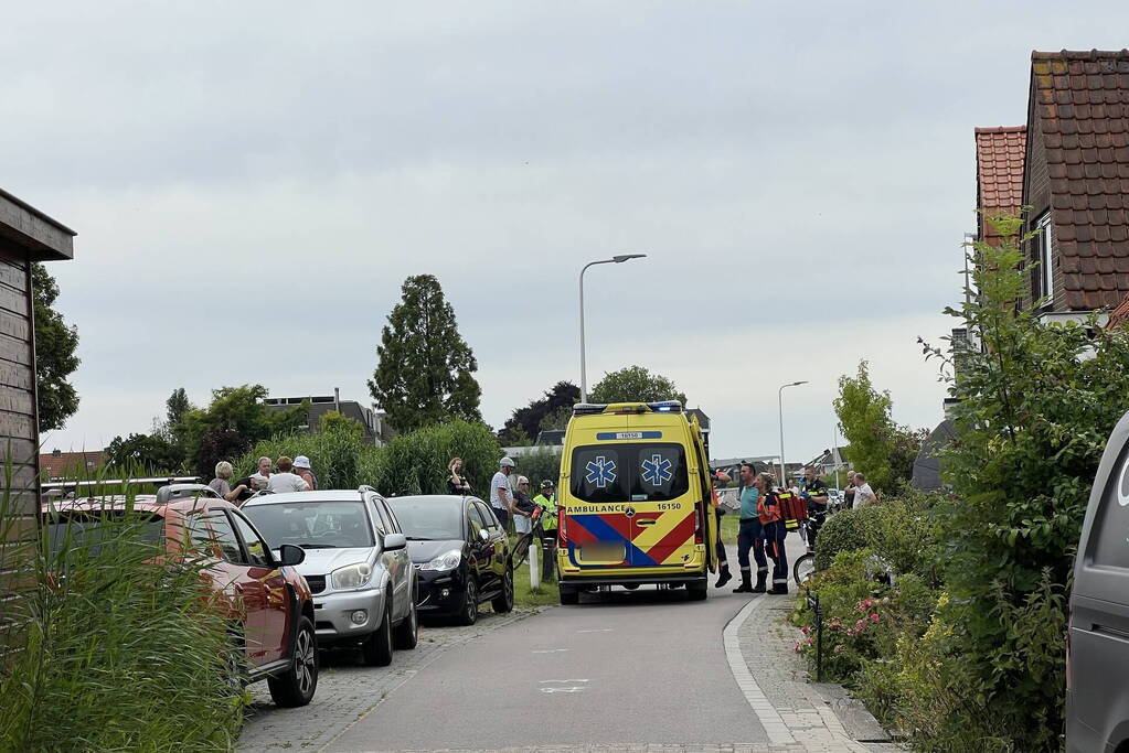 Traumahelikopter landt op voetbalveld