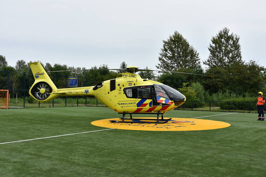 Traumahelikopter landt op voetbalveld