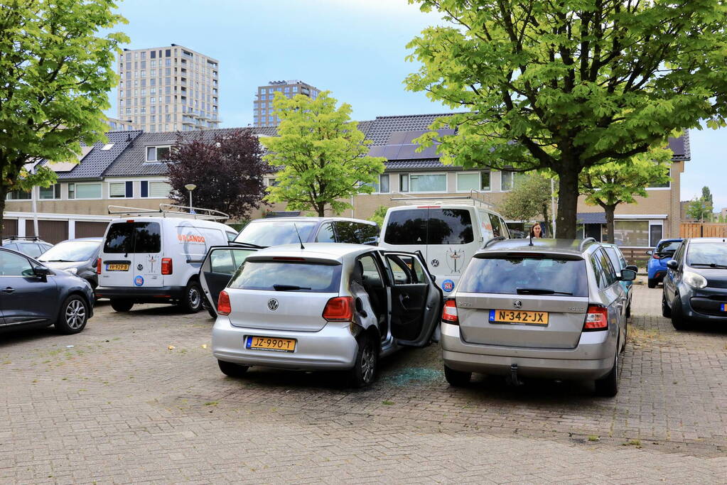 Geparkeerde auto in brand gestoken