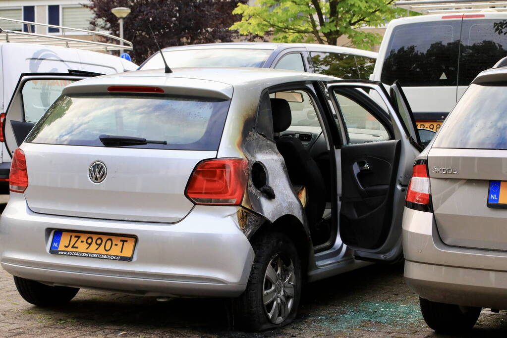 Geparkeerde auto in brand gestoken