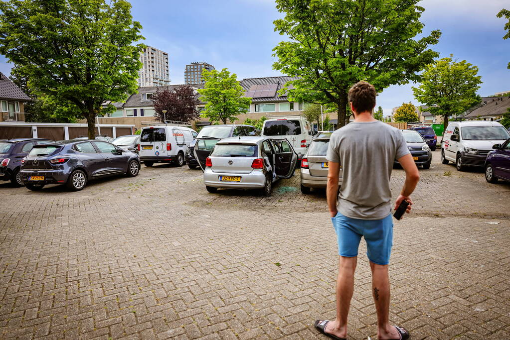 Geparkeerde auto in brand gestoken