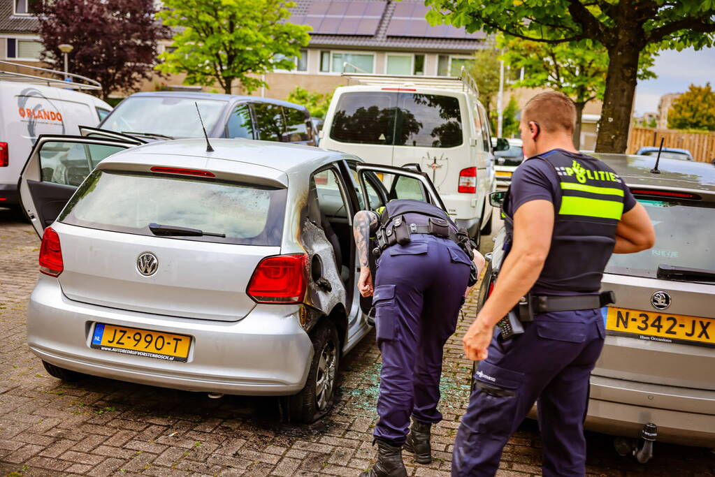 Geparkeerde auto in brand gestoken