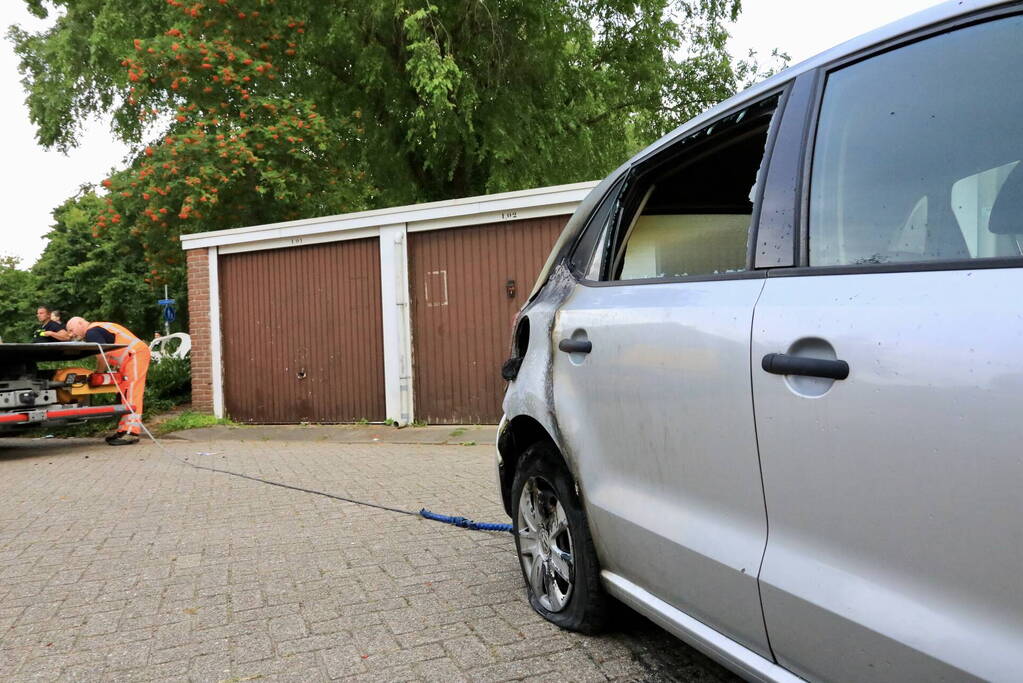 Geparkeerde auto in brand gestoken