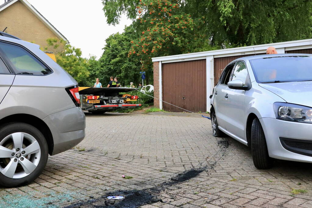 Geparkeerde auto in brand gestoken