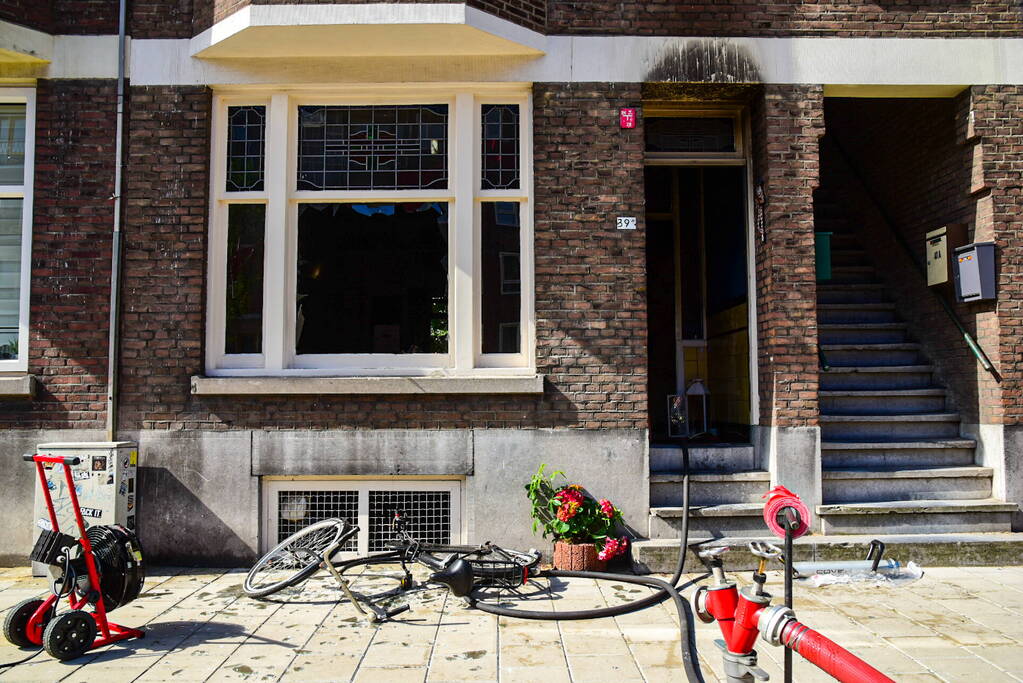 Veel rook bij uitslaande woningbrand