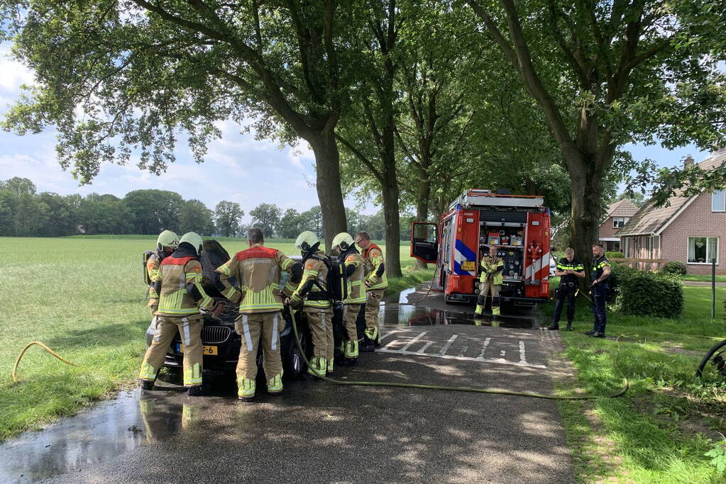 Brand in motorcompartiment verwoest auto