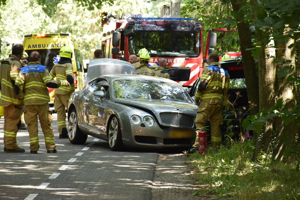 Flinke schade bij aanrijding tussen twee auto's