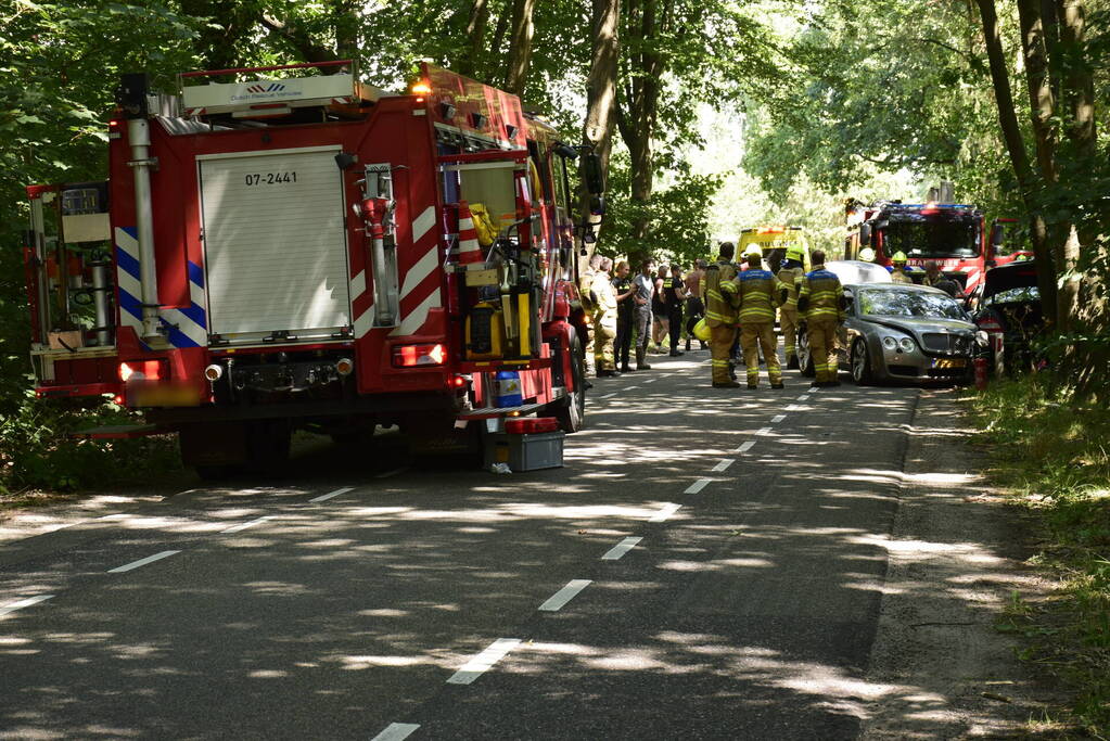 Flinke schade bij aanrijding tussen twee auto's