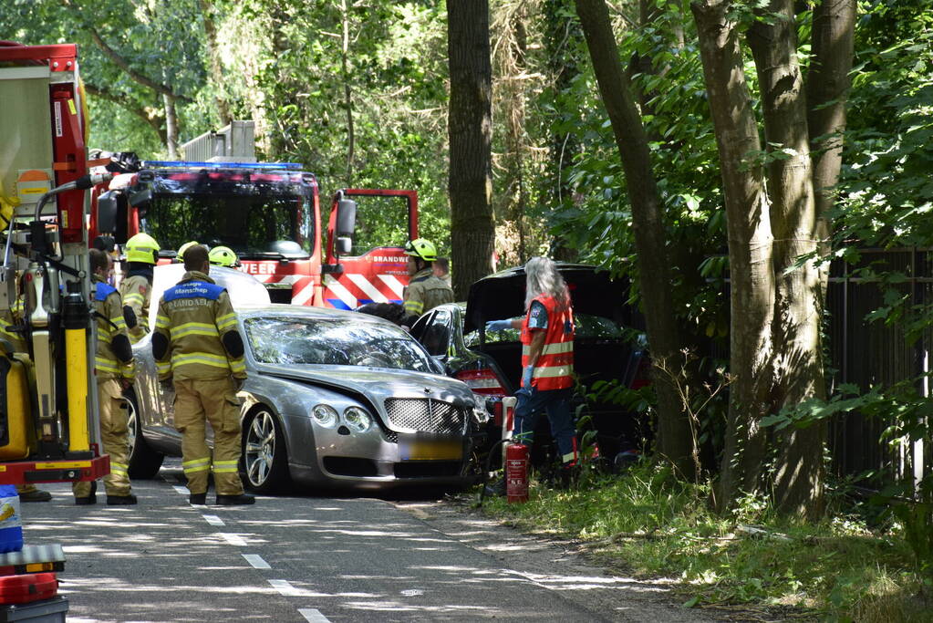 Flinke schade bij aanrijding tussen twee auto's