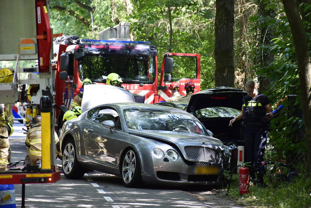 Flinke schade bij aanrijding tussen twee auto's