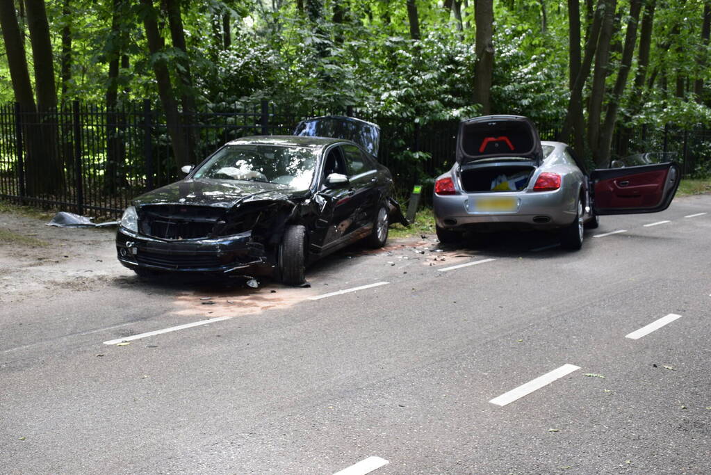 Flinke schade bij aanrijding tussen twee auto's
