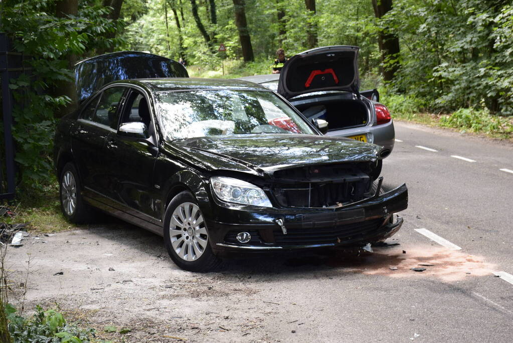 Flinke schade bij aanrijding tussen twee auto's