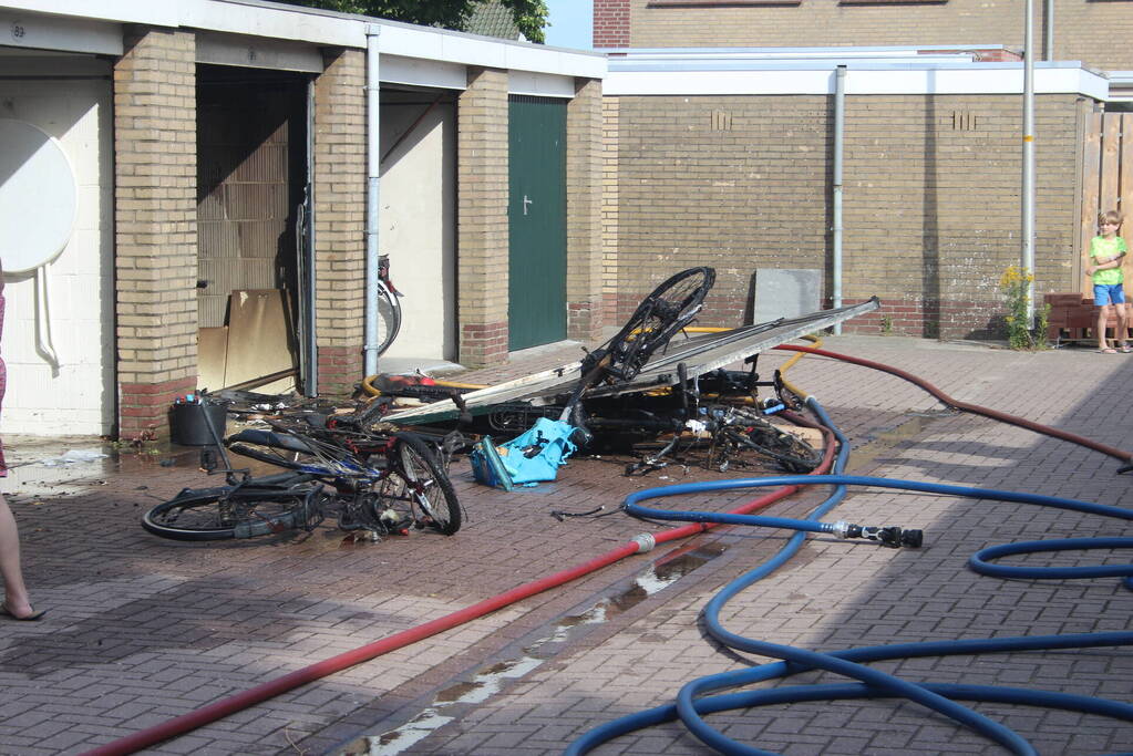Uitslaande brand in garagebox