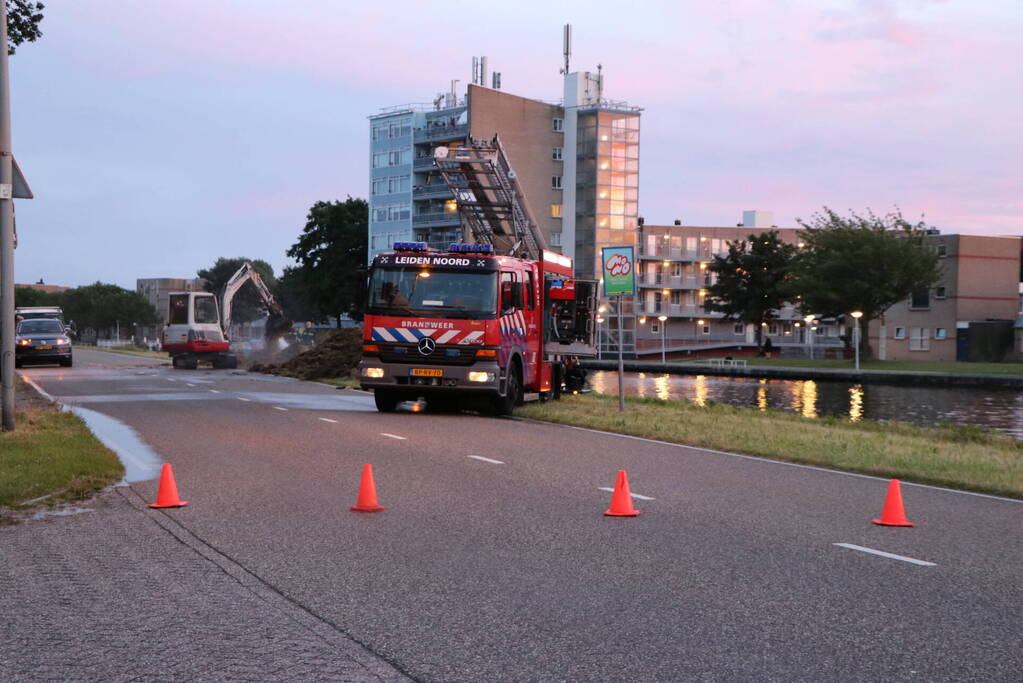 Stapel hooi langs de weg in brand gestoken