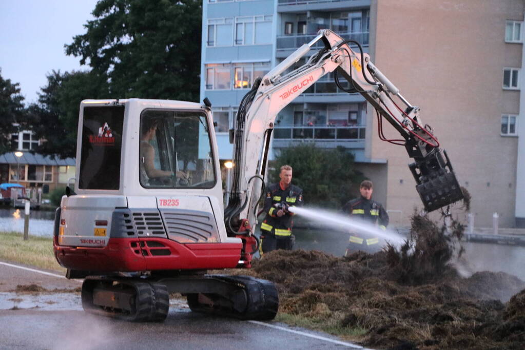 Stapel hooi langs de weg in brand gestoken