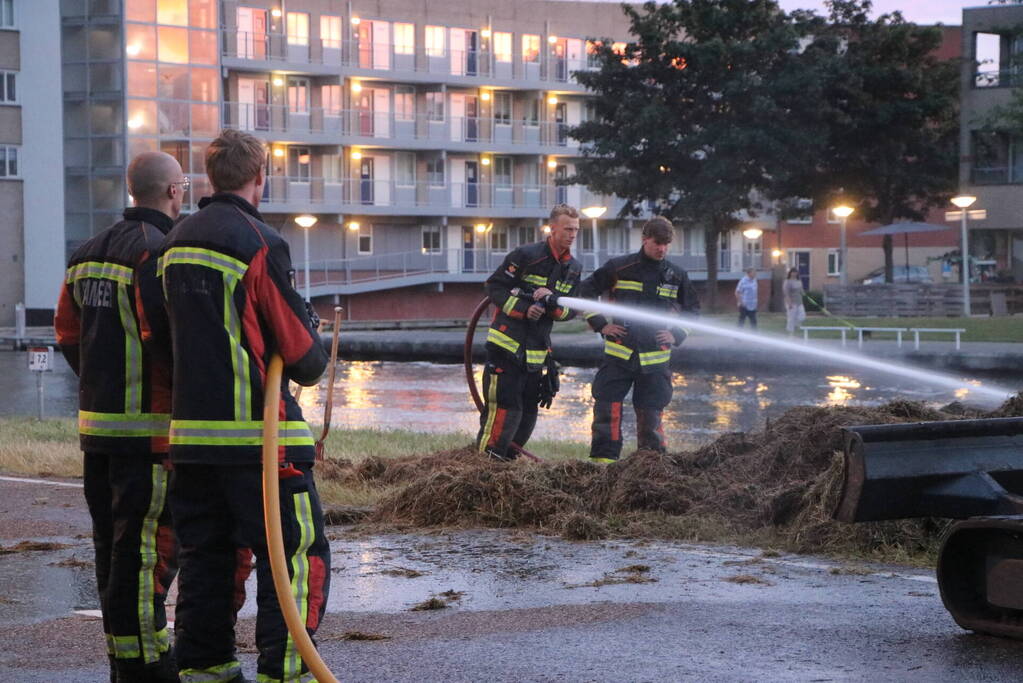 Stapel hooi langs de weg in brand gestoken