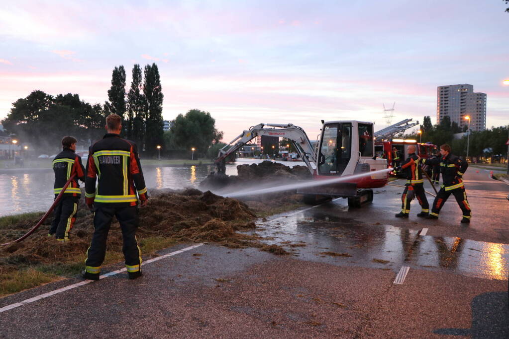 Stapel hooi langs de weg in brand gestoken