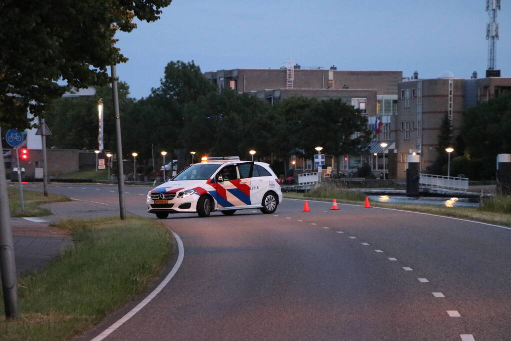 Stapel hooi langs de weg in brand gestoken