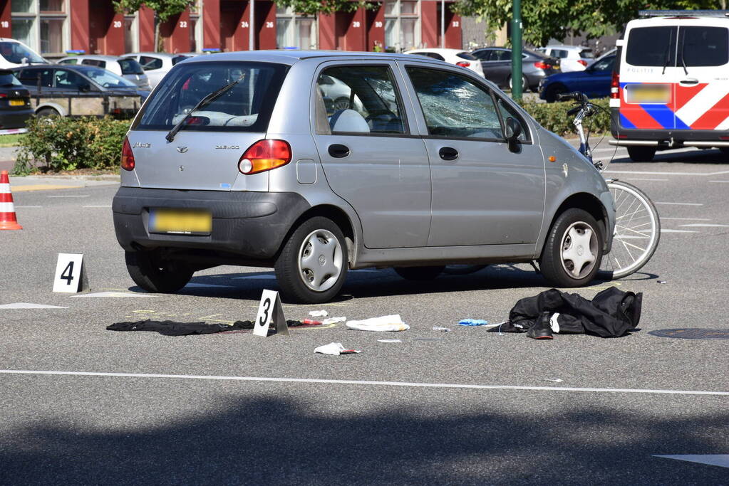 Fietser zwaargewond bij aanrijding met auto