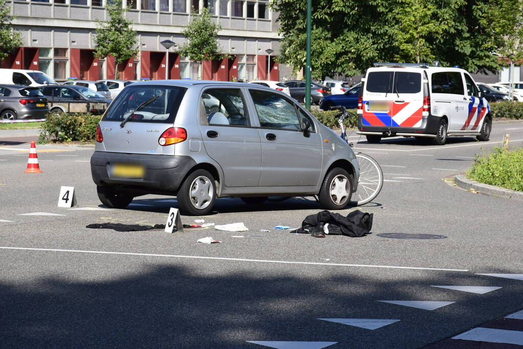 Fietser zwaargewond bij aanrijding met auto