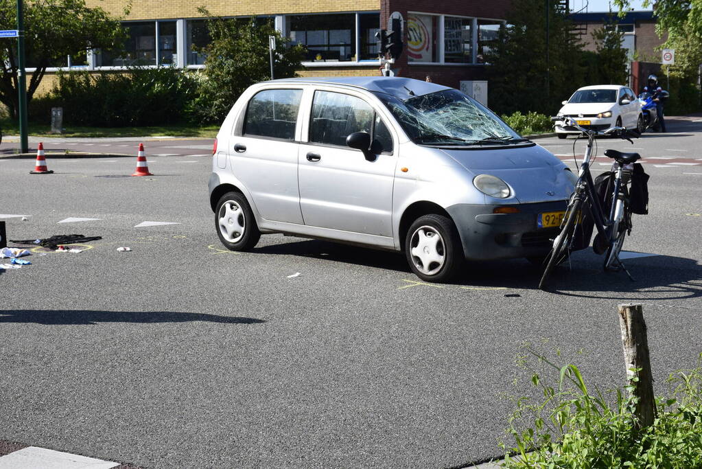 Fietser zwaargewond bij aanrijding met auto