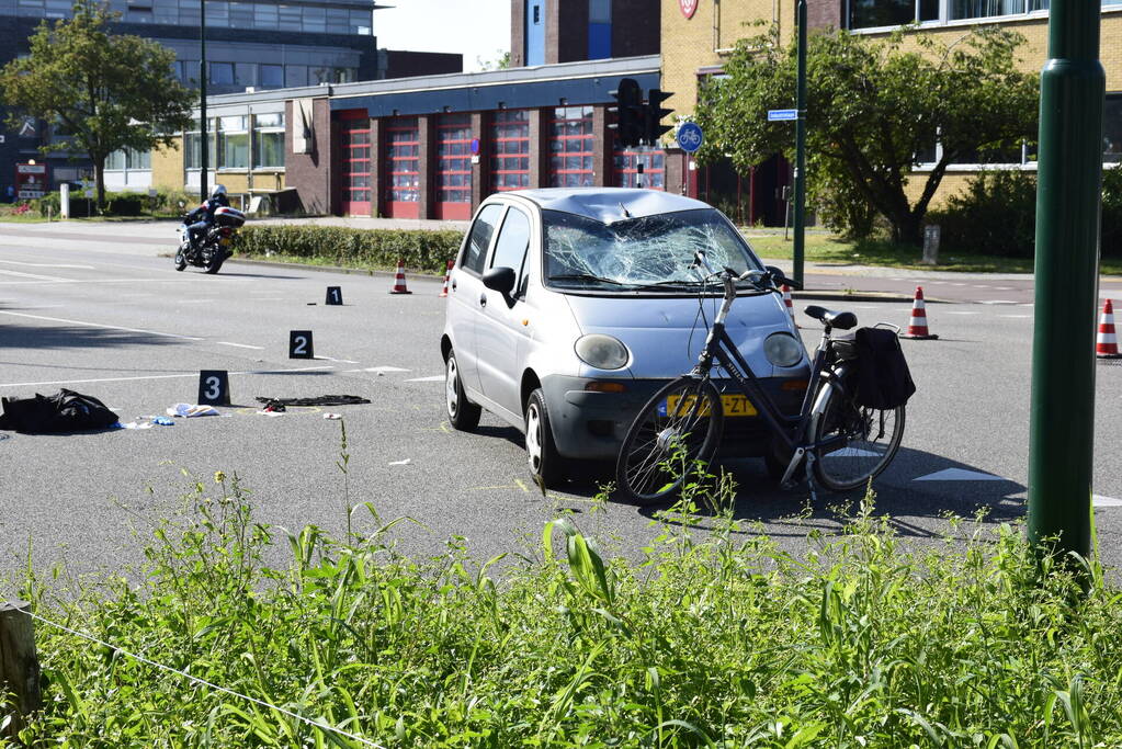 Fietser zwaargewond bij aanrijding met auto