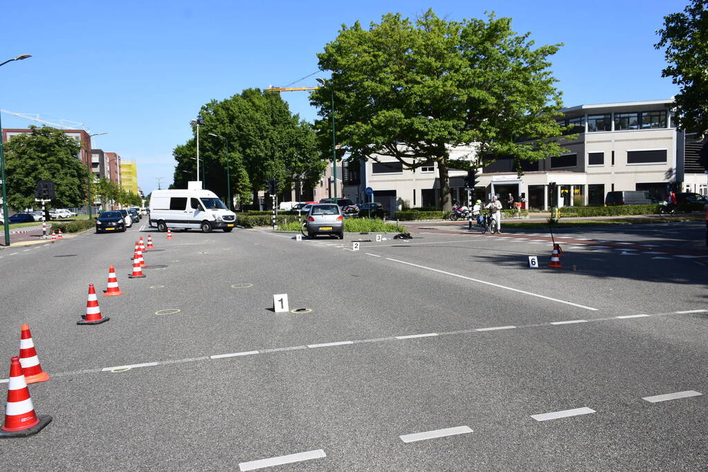 Fietser zwaargewond bij aanrijding met auto