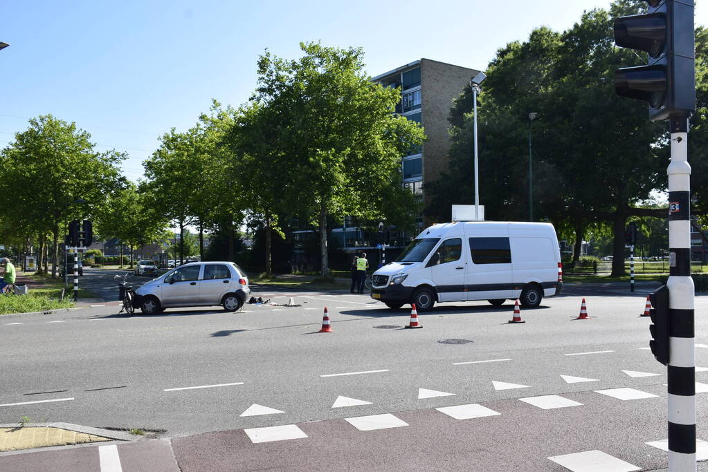 Fietser zwaargewond bij aanrijding met auto