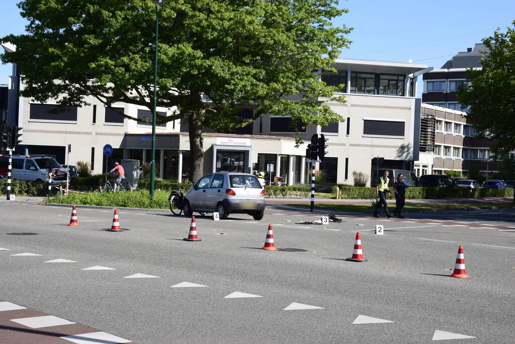 Fietser zwaargewond bij aanrijding met auto