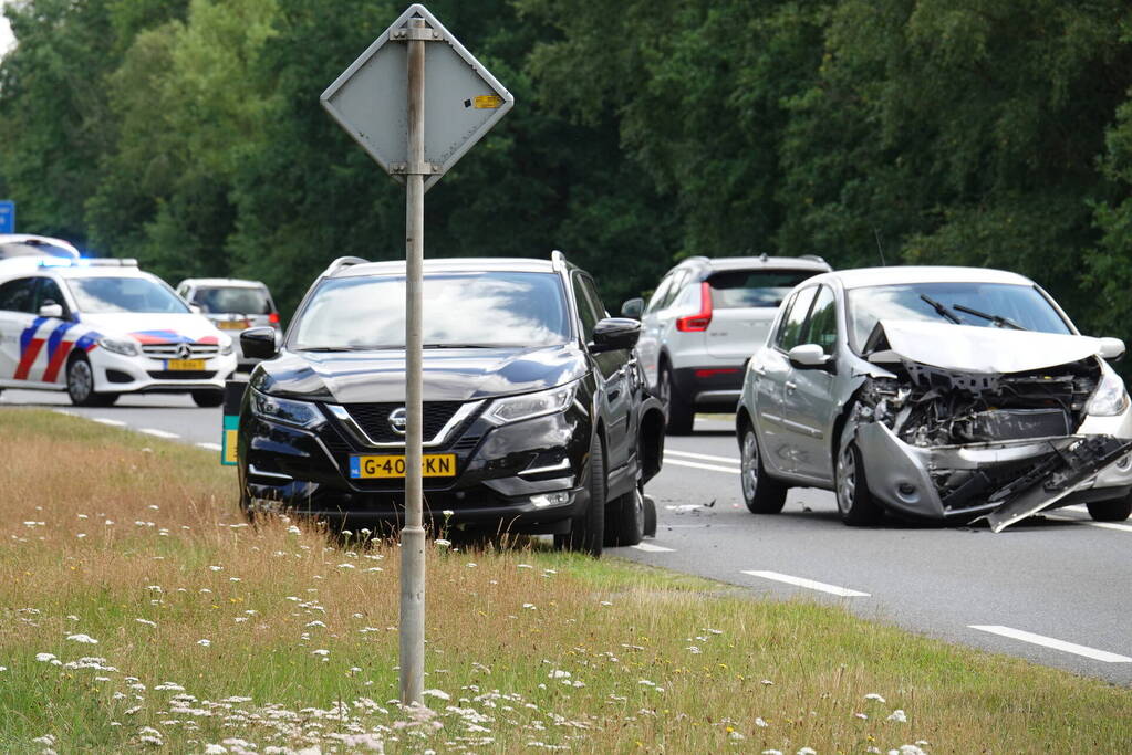 Zwangere vrouwen naar ziekenhuis na kop-staart botsing