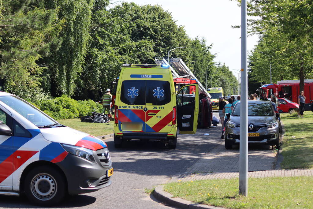 Auto op de kant na botsing met lantaarnpaal