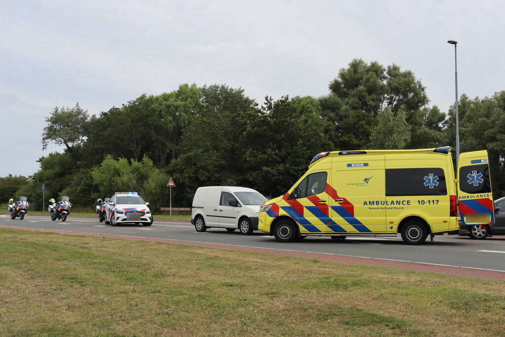 Vrouw op fiets ernstig gewond bij botsing met auto