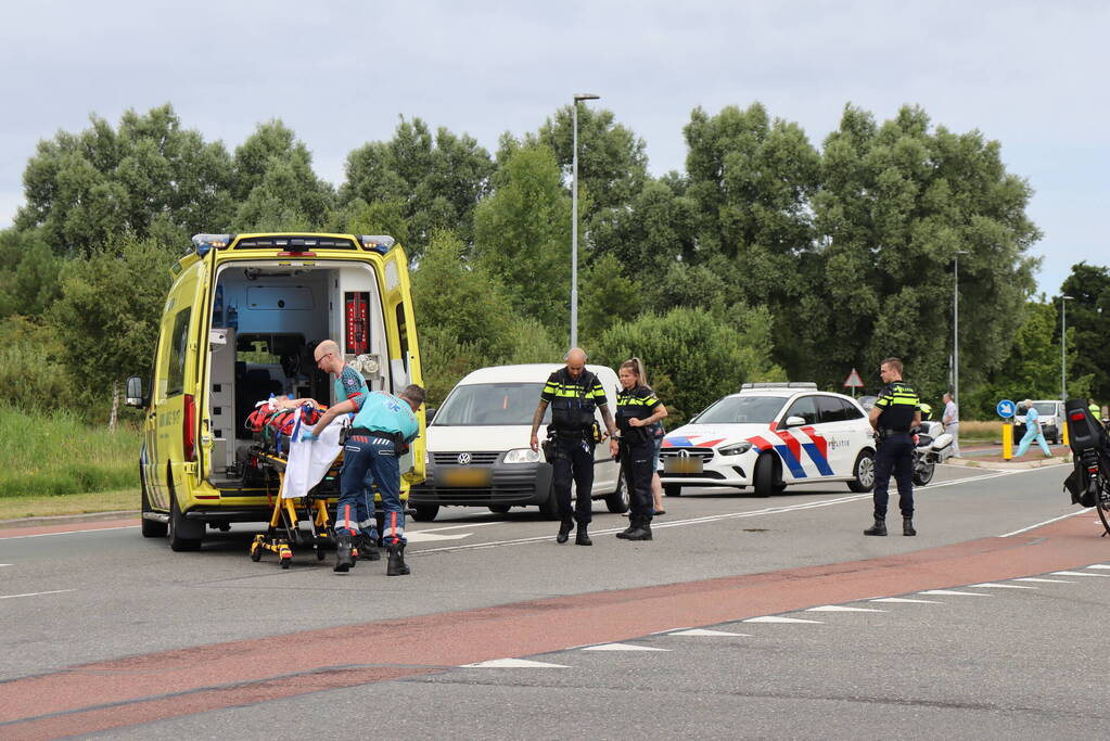 Vrouw op fiets ernstig gewond bij botsing met auto