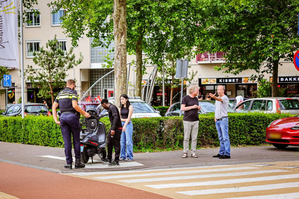 Scooterrijder gewond bij botsing voor winkelcentrum