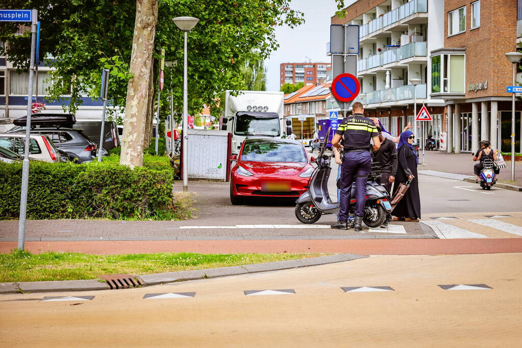 Scooterrijder gewond bij botsing voor winkelcentrum