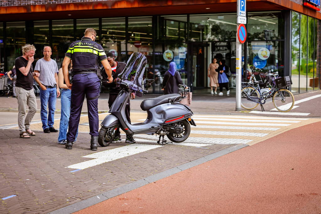 Scooterrijder gewond bij botsing voor winkelcentrum