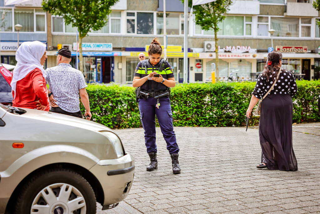 Scooterrijder gewond bij botsing voor winkelcentrum