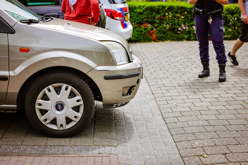 Scooterrijder gewond bij botsing voor winkelcentrum