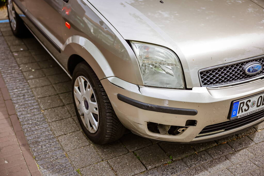Scooterrijder gewond bij botsing voor winkelcentrum