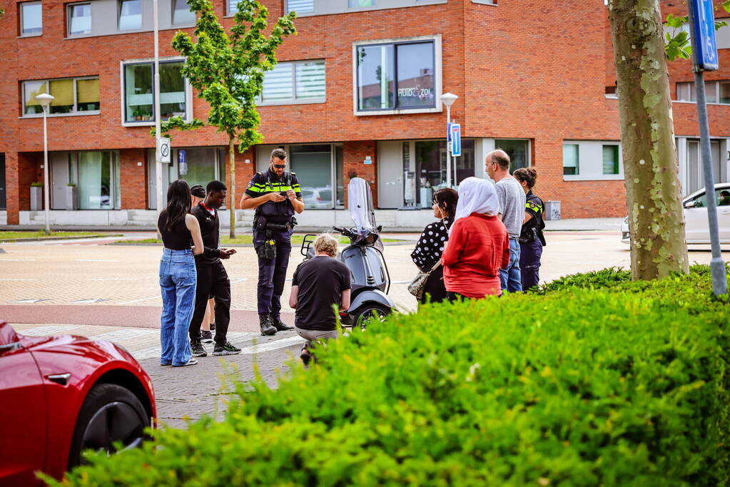 Scooterrijder gewond bij botsing voor winkelcentrum