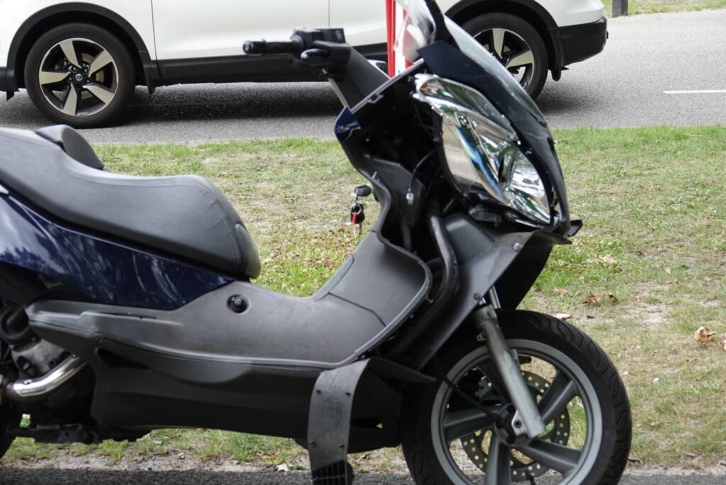 Motorrijder gewond bij botsing met personenauto