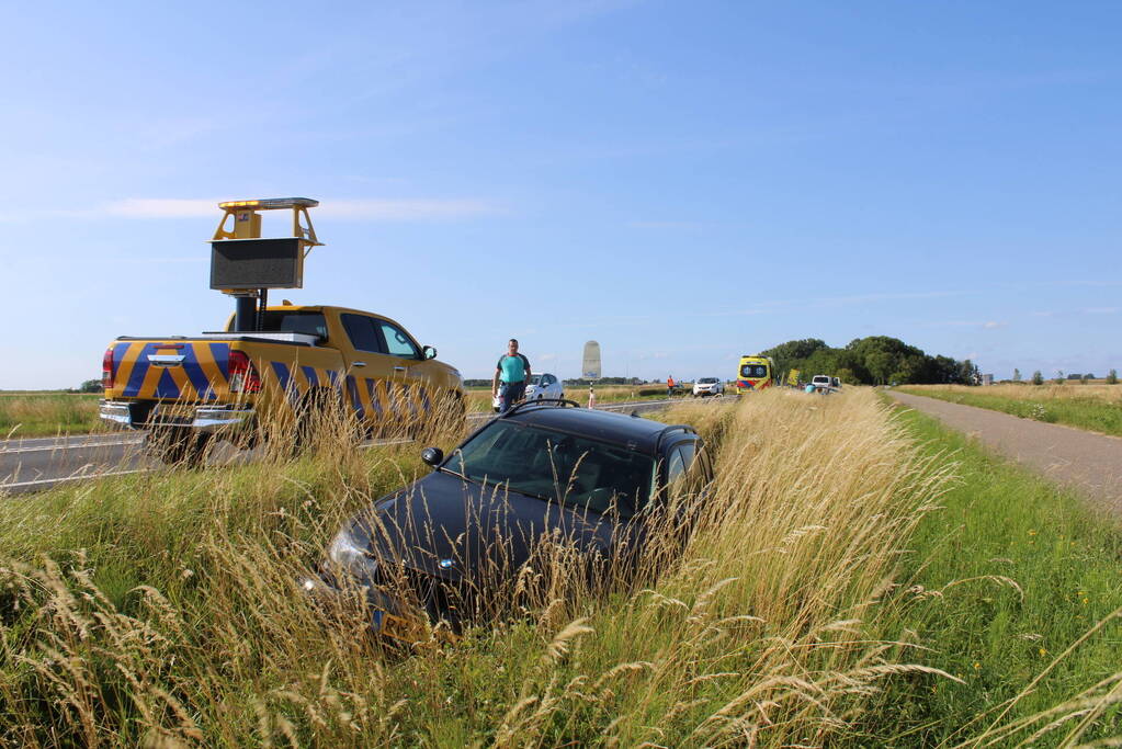 Twee auto's belanden in greppel na ongeval