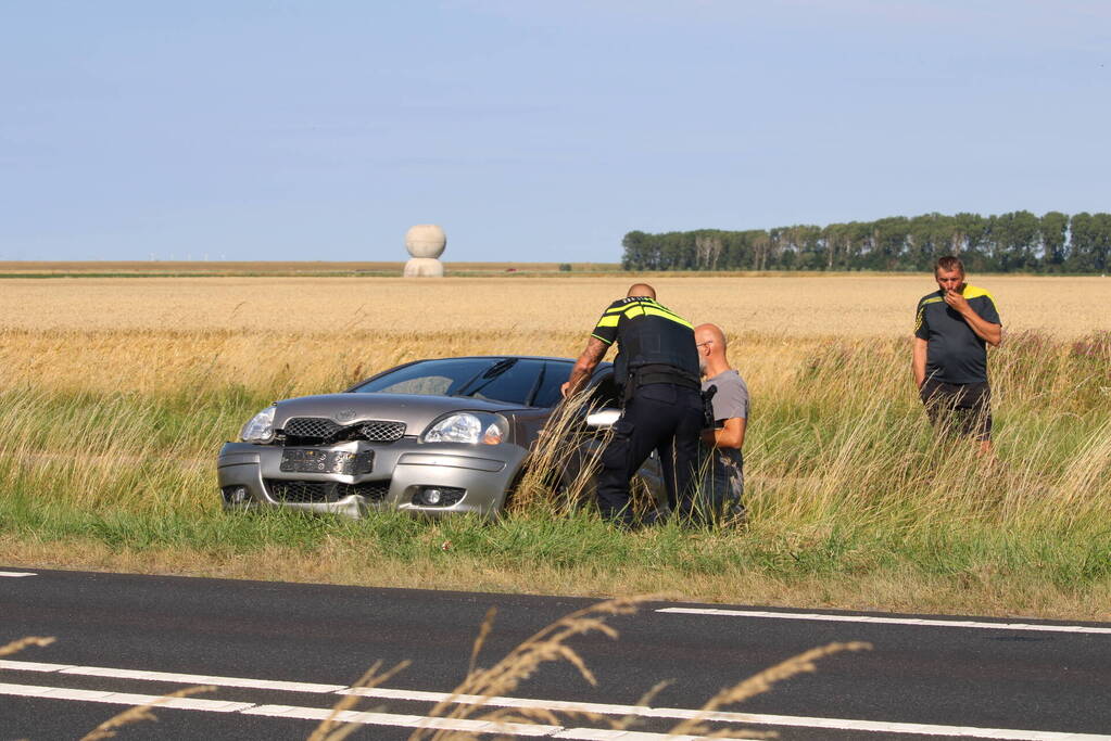 Twee auto's belanden in greppel na ongeval