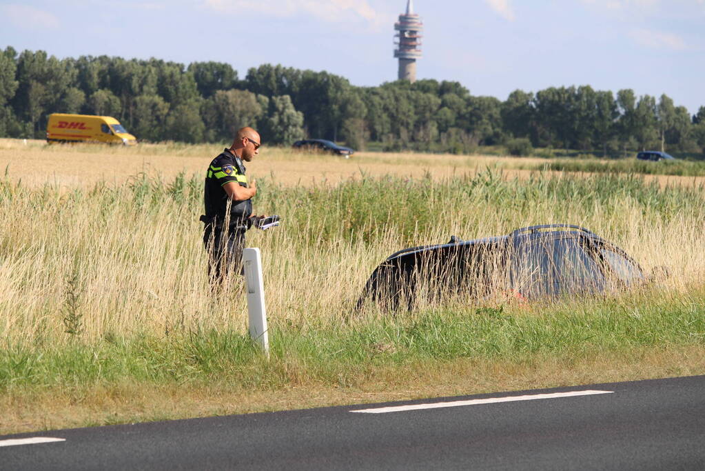 Twee auto's belanden in greppel na ongeval