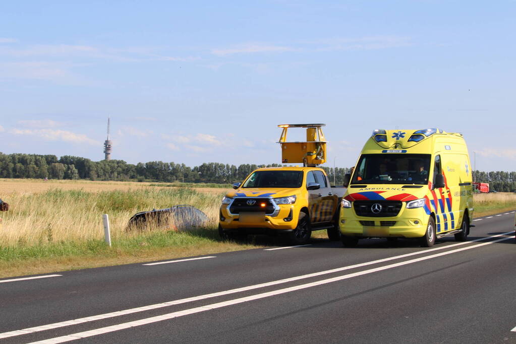 Twee auto's belanden in greppel na ongeval